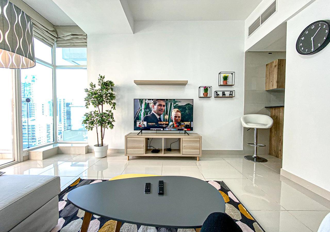 Walk To The Beach Or Enjoy The Amazing View From The Balcony Appartement Dubai Buitenkant foto